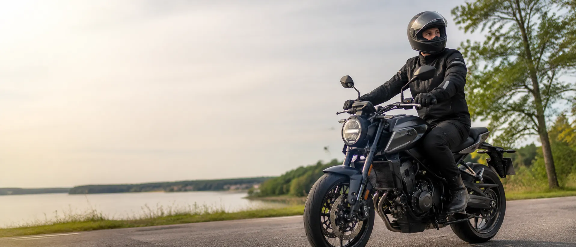 Förare på mellanstor motorcykel för A2-körkort.