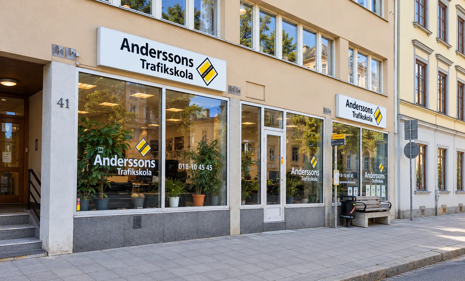 Anderssons Trafikskolas entré, skyltar och skyltfönster på Kungsgatan 41 i Uppsala, sett snett från vänster.